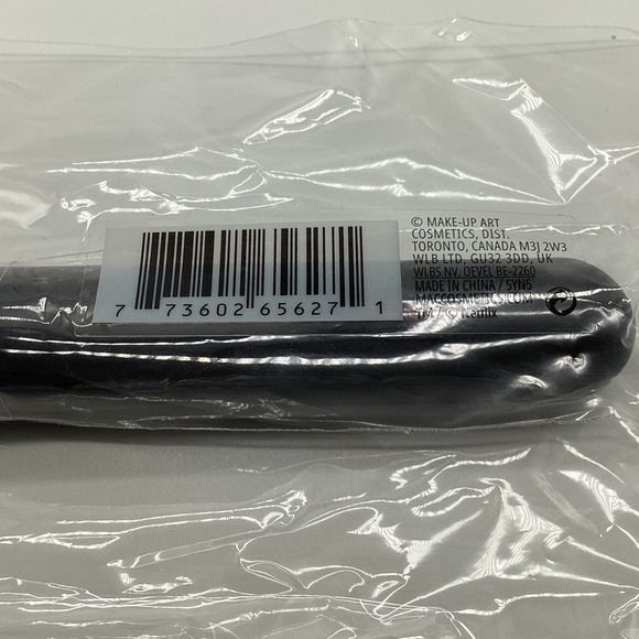 MAC Stranger Things 140SES Synthetic Full Fan Brush - Brand New In Package - Picture 11 of 13